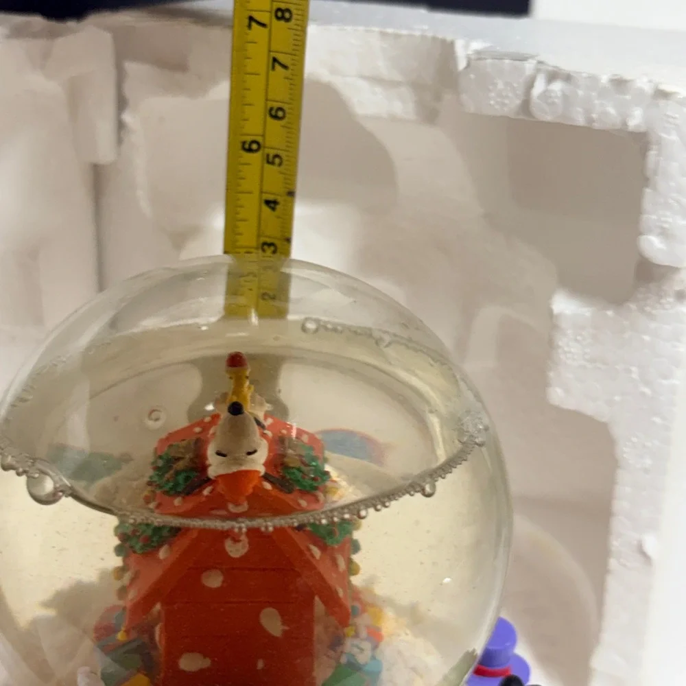 Peanuts Charlie Brown Christmas Snow Globe Snoopy Doghouse‎ 108550 Holiday Decor